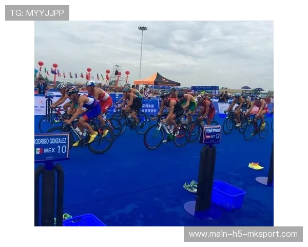 铁人三项队伍进行专项转换训练，推进更为顺畅