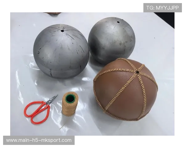 职业奢侈品皮具手工艺人的专注：他是如何通过手工缝线提升牢固度的（421 ）